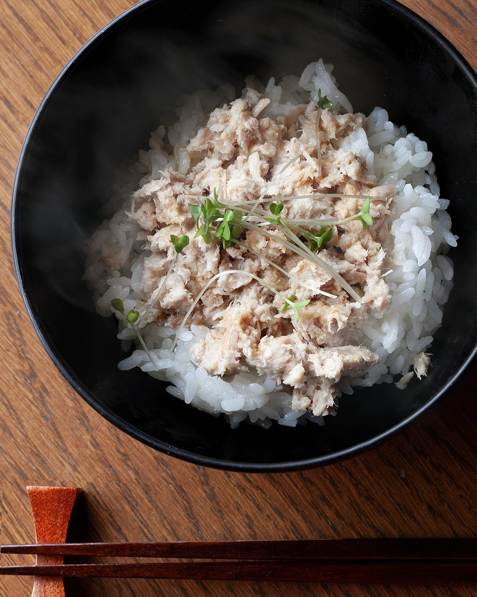 🥖🐖ポークリエット、あなたはどっち派？🍚フランスの定番オードブル「ポークリエット」は、豚肉をラードでじっくり煮込んでほぐした、濃厚でなめらかなフレンチ惣菜。王道はやっぱり、バゲットやクラッカーにのせてワインと一緒に🍷でも実は──かなり亜流ほかほかご飯にのせて、しょうゆをひとたらし