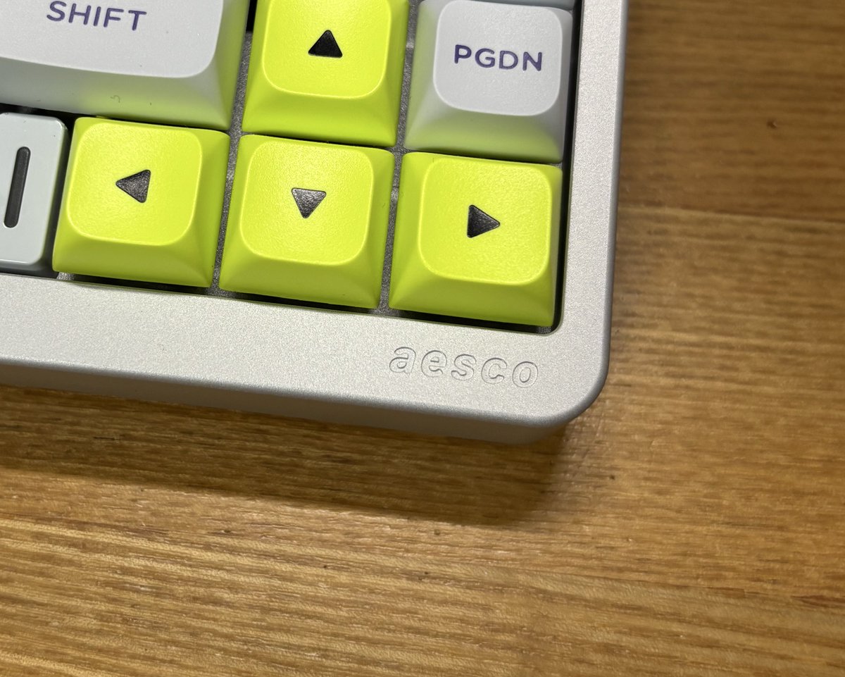 mashir0_gmng's tweet image. 【#PR】
#Rabbit0 様より
AESCO A67(White)をご提供いただきました。

✅市場では珍しい『誘導軸』を搭載
✅流行に遅れを取らないスペック
✅無線接続も可能
✅豊富なソフトウェア設定

誘導軸の仕組みについても、下記noteにて解説しています。

詳細レビューはこちら↓
note.com/mashir0_gmng/n…