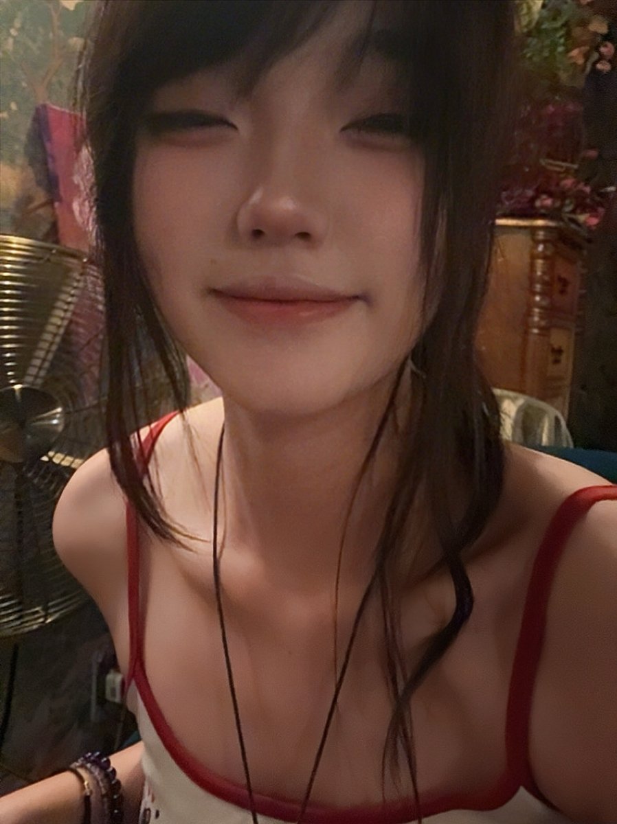 CiciLu11484's tweet image. 世界欠我一个女朋友
#le #ttl #wlw