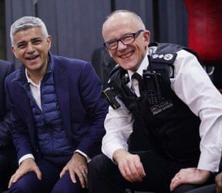 TRobinsonNewEra's tweet image. Met Police to reassess 9,000 rape gang cases after Sadiq Khan 'ignored' problem.
He was "awarded" a knighthood for this.
Put forward by Starmer.