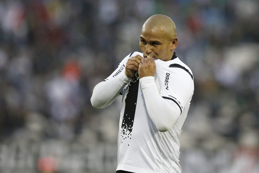 Chupete Suazo jugó 101 partidos en Colo-Colo, anotó 77 tantos y dio 26 asistencias. Además, ganó cuatro títulos (tricampeón entre 2006 y 2007 y el Apertura 2015). Finalista de Copa Sudamericana.