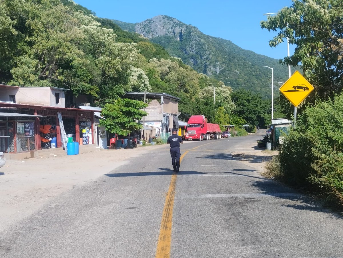 PolVial_GobOax's tweet photo. 🟢👮🏻���♂️#ReporteVial Se normaliza la circulación vehicular tras retiro de manifestantes en la carretera federal 200 a la altura de Santiago #Astata, en el Istmo. #Oaxaca
@GobOax @salomonj @IvanGarcia_A @ToryLopezS https://t.co/Y8Q7DPO8hH
