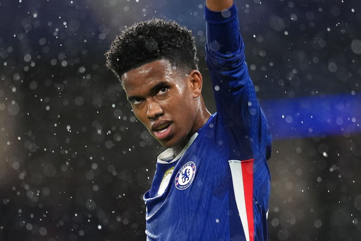 🚨 كان من المتوقع أن يصل استيفاو إلى القمة منذ أن كان في عمر 8 سنوات - كما يقول أحد المدربين الذين اكتشفوا موهبته في البرازيل:

"كاد مدرب كرة الصالات أن يصاب بنوبة قلبية عندما شاهد استيفاو وهو يلعب في أول جلسة تدريب له.

"ذهبت إلى ملعب المدرسة ورأيت المدرب، وسوف أتذكر دائمًا