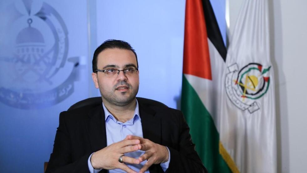osSWSso's tweet photo. المتحدث باسم حماس: ملتزمون باتفاق الهدنة ونتجه نحو حوار وطني شامل بقلوب مفتوحة

أكد الناطق باسم حركة "حماس" في غزة حازم قاسم أن الحركة تجدد التزامها الكامل بتفاصيل اتفاق الهدنة الذي تم التوصل إليه بجهود الوسطاء، مشيراً إلى حرص الحركة على إنجاح الاتفاق وتنفيذه على أرض الواقع.

وأوضح قاسم اليوم الجمعة أن "حماس" حصلت على ضمانات واضحة من مصر وقطر وتركيا، إلى جانب تأكيدات مباشرة من الولايات المتحدة، بأن الحرب انتهت فعلياً، وأن تنفيذ بنود الاتفاق يمثل نهاية كاملة لها.

وثمّن قاسم تصريحات الرئيس الأمريكي ترامب، معتبراً أنها تصب في مصلحة اتفاق وقف الحرب، مشيراً إلى أن الموقف الأمريكي الرافض لضم الضفة الغربية إلى "إسرائيل" يعد إيجابياً.

وطالب قاسم بالضغط على الاحتلال الصهيوني للوفاء بالتزاماته، وعلى رأسها وقف العدوان ورفع الحصار عن قطاع غزة وإدخال المساعدات الإنسانية بشكل عاجل وكافٍ.

وحذّر من أن دولة الاحتلال قد تستخدم الورقة الإنسانية لابتزاز المواقف السياسية، داعياً إلى تحرك جاد لمنع تكرار سياسات التجويع التي مارسها الاحتلال خلال سنوات الحصار الطويل.

وأعلن قاسم أن الحركة حريصة على التوافق الوطني الفلسطيني لحل جميع القضايا العالقة الخاصة بشكل الحكم في غزة ما بعد الحرب، مؤكداً أن السلطة الفلسطينية "أحد العناوين الفلسطينية التي لا يمكن تجاوزها".

وقال: "نحن مقبلون على حوار وطني فلسطيني بقلوب مفتوحة وأيدٍ ممدودة لجميع القوى الفلسطينية"، داعياً الأخيرة إلى الانحياز إلى حالة الإجماع الوطني الموجودة في غزة والمشاركة في الحوار بروح مسؤولة.

وأضاف: "هذا وقت توافق وطني وتغليب المصلحة الوطنية على المصالح الحزبية الضيقة"، مشيراً إلى أن المرحلة الراهنة خطيرة "ليس على حركة حماس فقط، بل على الشعب الفلسطيني بأكمله في غزة والضفة الغربية"، ما يستوجب توحيد الجهود في مواجهة التحديات.

وفيما يتعلق بتنفيذ اتفاق وقف إطلاق النار، أكد قاسم التزام الحركة الكامل بتنفيذه بكل تفاصيله، مبيناً أن هناك حوارات وجهوداً ميدانية متواصلة مع الوسطاء لضمان تطبيقه بشكل شامل.

ولفت إلى أن "حماس" نفذت المرحلة الأولى من الاتفاق عبر تسليم الأسرى الأحياء وبعض الجثامين، وتعمل حالياً على استكمال تسليم ما تبقى منها.

أما المرحلة الثانية من الاتفاق، فأوضح قاسم أنها تتطلب مزيداً من النقاش والتفاهم مع الوسطاء، لأنها تتضمن قضايا عامة وإشكاليات معقدة تحتاج إلى مقاربات دقيقة.

وشدد على أن الهدف المركزي لـ"حماس" هو الوصول إلى وقف كامل ودائم للحرب على شعبنا الفلسطيني في قطاع غزة.

ونوّه قاسم إلى أن دولة الاحتلال ارتكبت منذ بدء سريان وقف إطلاق النار خروقات عدة، من بينها قتل 90 فلسطينياً، وإغلاق معبر رفح، ومنع دخول المساعدات الكافية، مشيراً إلى أن "ما تعلنه "إسرائيل" شيء، وما يجري على الأرض شيء آخر".

وختم قاسم بالتأكيد على أن المرحلة المقبلة تتطلب مزيداً من العمل الدبلوماسي والوطني المشترك، مستندة إلى جهود الوسطاء وضماناتهم، لضمان تنفيذ الاتفاق وإنهاء معاناة الشعب الفلسطيني بشكل شامل ودائم.

الموقع الرسمي - حركة حماس