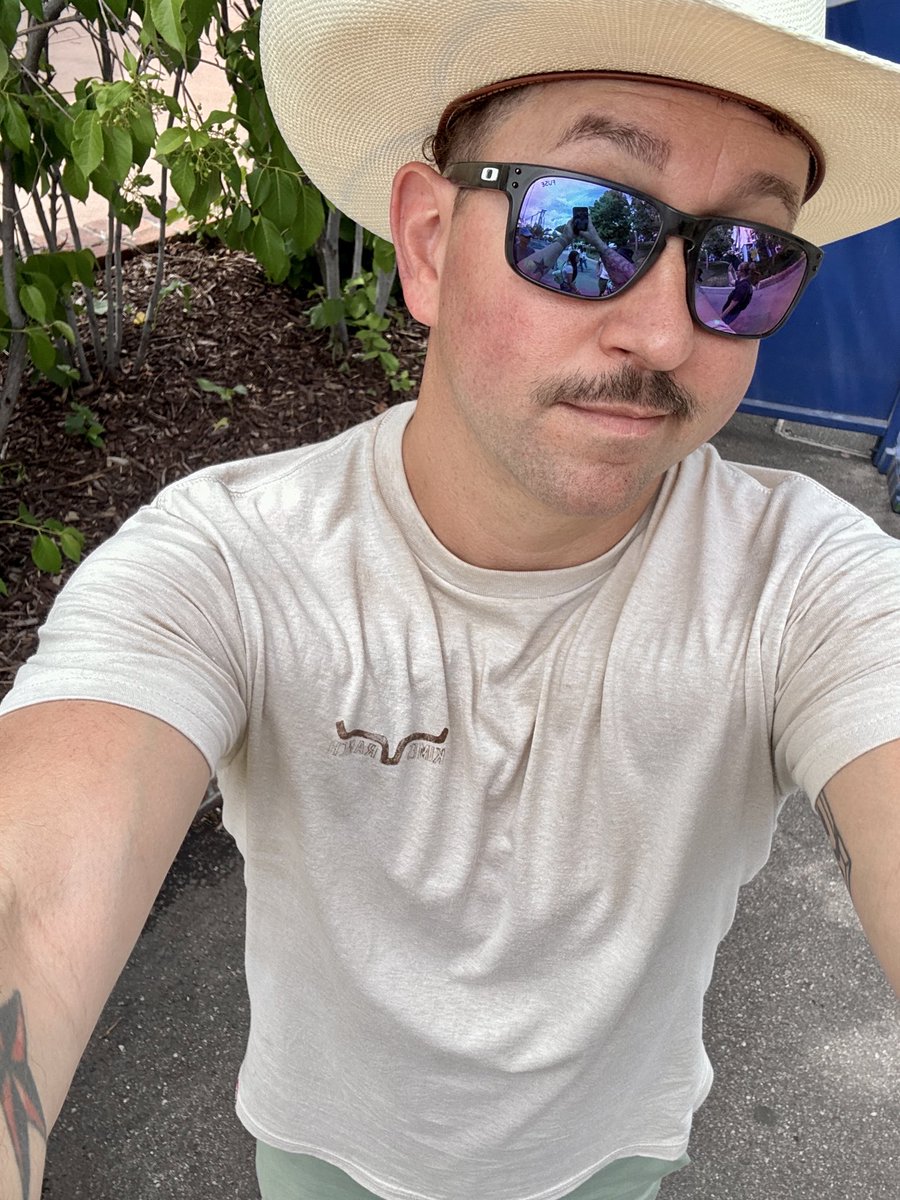 greg0526's tweet photo. Happy Friday y’all #mlm #countrygay https://t.co/adyAmasaGe