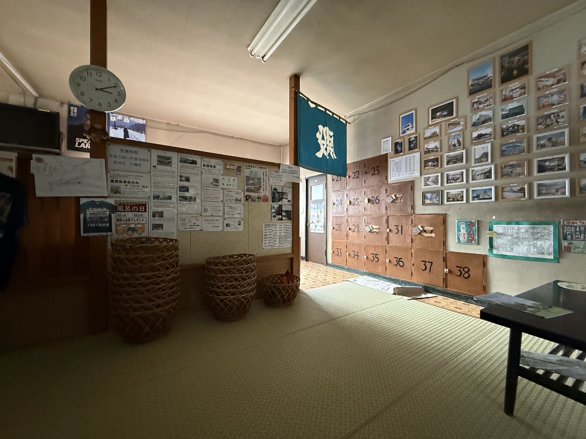 anpan__men's tweet photo. 旭川　こがね湯
外観がもう素敵！埋め込み脱衣箱も良き
薬風呂、超音波風呂、水風呂
スチームサウナはアツアツ、水風呂はキンキンで最高。タオルと石鹸も忘れなくゲット
風呂上がり、常連さんにジュースを頂く。これは嬉しい
体に気をつけて長く続いて欲しい！
また行きます！ありがとうございました https://t.co/mSd5cfvrp0