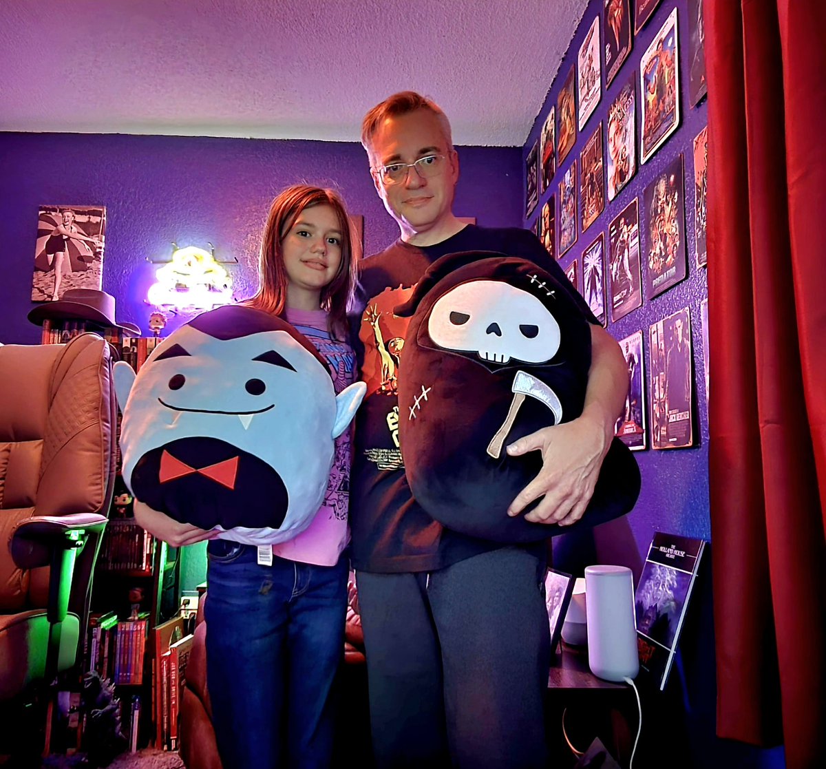 ManWithPez's tweet image. Tonight's viewing of #TheLastDriveIn at least for the first feature has a new old guest star! After watching #PuppetMaster with me she says she wants to watch @therealjoebob tonight! With the Squishmallows!
I'm just so dang proud!
#MutantFam