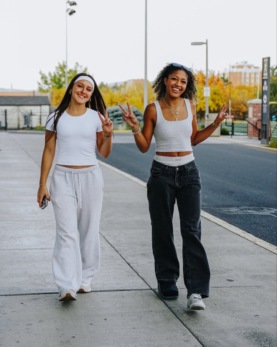 Pregame fit check 📸

We kick off tonight at 6pm against Northern Colorado! See you there ❗️

#GoVandals | ✌️'s ⬆️!