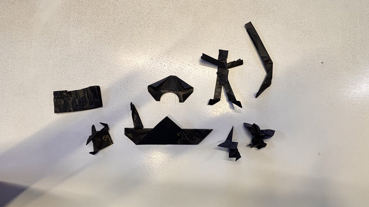 Hoy en la oficina hicimos origami con envoltorios de chocolate que trajo Mario.