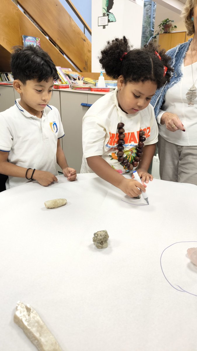 ABPweb's tweet photo. 🔊🔊Nuestra voluntaria Isabel Gutiérrez nos ha acercado al mundo de la geología con una fantástica colección de rocas y minerales que identificamos con unas tarjetas descriptivas.

Hemos terminado la tarde celebrando los cumples de los chicos nacidos en el mes de octubre. https://t.co/gbTh1nHG30