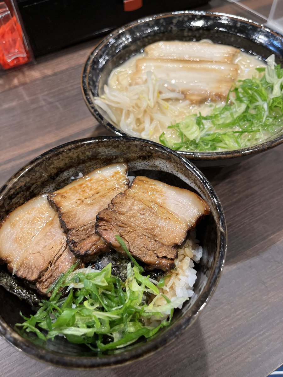 おはようございます。

週末の土曜日。
本日も宜しくお願いします。

昨日、ランチ終わってミナミに行ったけど、相変わらず外国人だらけ。

万博終わっても変わらんね。

menyamuchyu