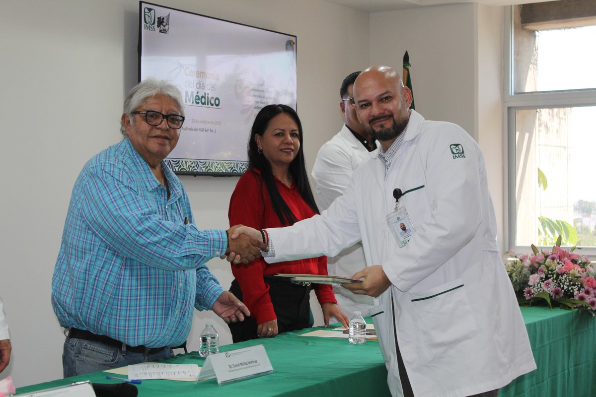 IMSS_Mor's tweet image. En el marco del #DíaDeLaMédicaYElMédico, reconocemos a las y los 1,201 profesionales del #IMSSMorelos, pilares en la misión de proteger la salud y el bienestar de nuestra derechohabiencia. 👩‍⚕️👨‍⚕️💚

#OrgulloIMSS