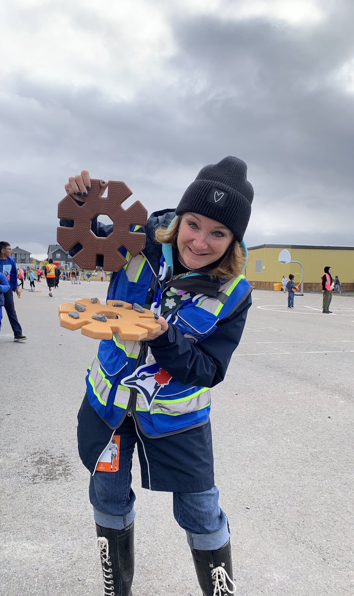 It’s a pepperoni 🍕 and a chocolate chip cookie 🍪 It’s a beautiful thing to see what our Bears do with loose parts during play each day. The price was 10 rocks for this great snack! There’s so much learning through play each day. <a href="/HannahBeachEDU/">Hannah Beach</a> I wish you could have a slice!
