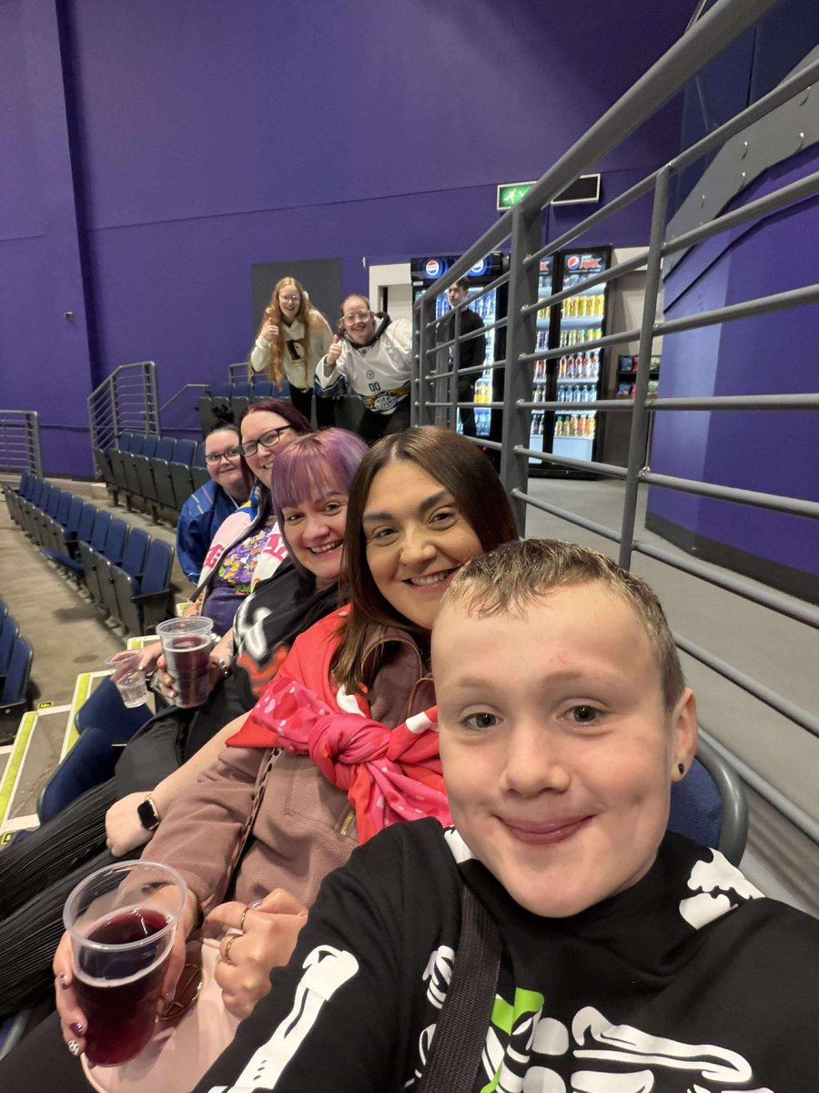 Not the game we would have wanted tonight but hey we still had a good night, and I got a selfie with the main man lol 
Thanks again <a href="/MurphOnIce/">Aaron Murphy 🎙</a> I promise not to annoy you for any more until Play Offs lol xxx