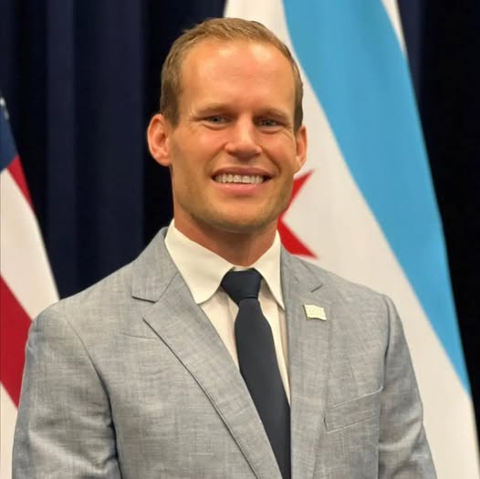 Illinois Alderman Timmy Knudsen (D) just sent out an official ward email broadcasting ICE enforcement locations in real time, effectively tipping off illegal immigrants about where agents were operating.
The email, sent from the 43rd Ward Public Service Office, listed specific