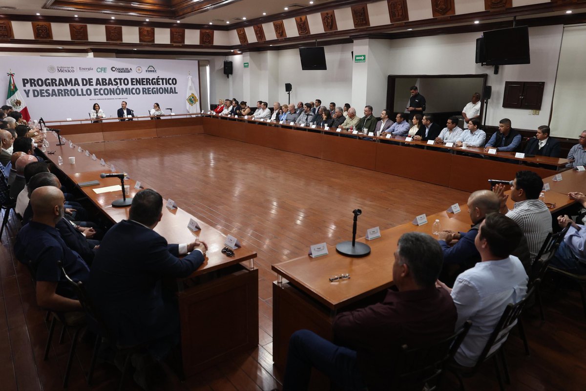 Que gusto recibir en Coahuila a la Secretaria de Energía <a href="/LuzElena_GE/">Luz Elena González Escobar</a> y a la Directora de CFE <a href="/EmiliaCallejaA/">Emilia Calleja Alor</a>. Tuvimos una excelente reunión con los productores de carbón, con las y los alcaldes de la región y con nuestros equipos de trabajo para darle seguimiento al gran