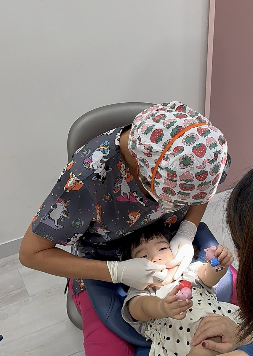 dokodemositter's tweet image. おはようございます☀

👧初めての歯医者へ🦷🇸🇬
少しでも好きになってもらえるように評判の良いJust Kids Dental Clinicさんへ🚌

キッズスペースがたくさんあって、
👧もリラックスしながら待てました🧸💭
先生が神対応で、一切泣かずに終了👏✨
おもちゃを使いながらも検診を進めてたのすごかった😍