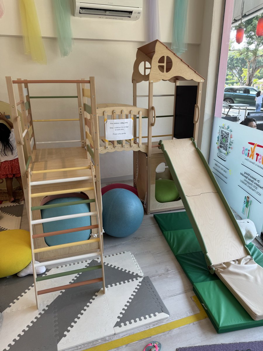 dokodemositter's tweet image. おはようございます☀

👧初めての歯医者へ🦷🇸🇬
少しでも好きになってもらえるように評判の良いJust Kids Dental Clinicさんへ🚌

キッズスペースがたくさんあって、
👧もリラックスしながら待てました🧸💭
先生が神対応で、一切泣かずに終了👏✨
おもちゃを使いながらも検診を進めてたのすごかった😍