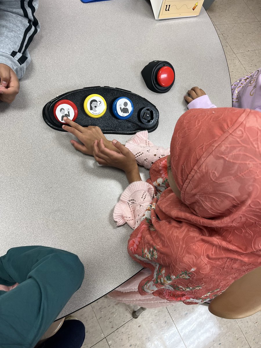 LaurieCorrNPSD's tweet image. 3rd graders learned all about AAC devices so they can communicate with and understand one of their classmates better! Thank you, Mrs. Lawson! #classroomcommunity #inclusion 💙💙💙