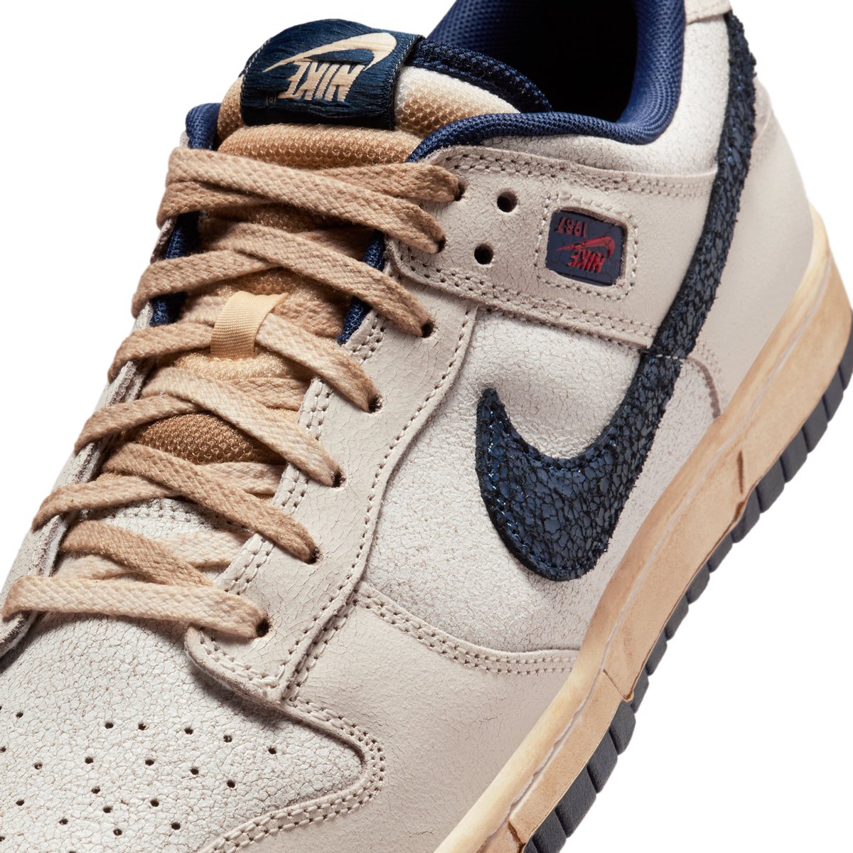 SoleRetriever's tweet photo. OFFICIAL LOOK: Stranger Things x Nike Dunk Low 🔦🕳️

🗓️ Holiday 2025
📝 IH6766-001
💵 $155 https://t.co/6VCLapqTL6