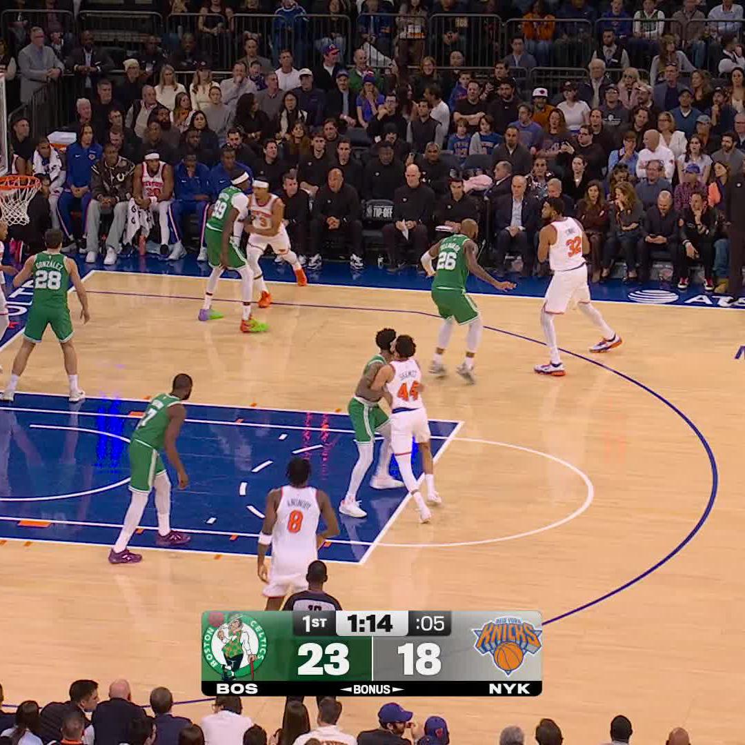 No look pass from KAT finds an open Josh Hart for two! 
(via @nyknicks)