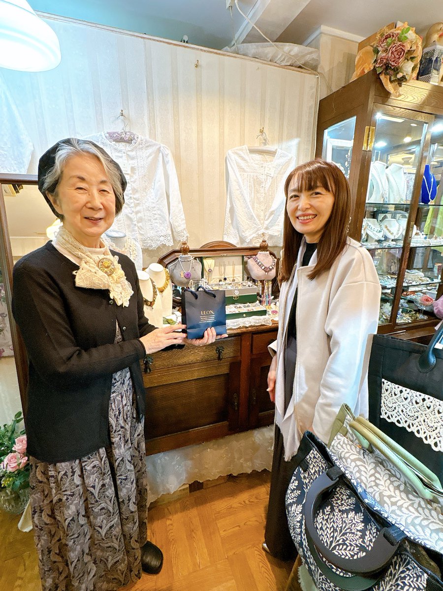 sayuri_rara's tweet photo. 吉祥寺Kasagiさまにて、チェコガラスの jewelryを追加納品させて頂きました*。゚
店内、たくさんの作家さんのお品が充実しており、お客さまの出入りも多かったです♪是非、お立ち寄り下さいませꕤ
#吉祥寺 #kasagi #petiterara https://t.co/eVG0Wh9mFJ