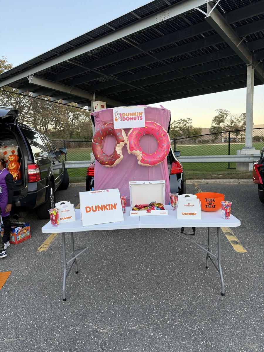 Teachers run on Dunkin! What a fun night at Trunk or Treat! 🎃 <a href="/SEM_Dalers/">SEM Dalers</a>  #trunkortreat #halloween