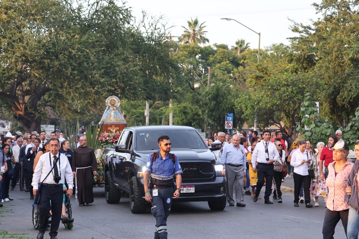 ucmabastos's tweet photo. 📢 #AlMomento: ¡Km 4 alcanzado! 🙏 La Virgen de Zapopan ilumina Calle Coyul y Av. del Mercado, llenando este tramo de fe y esperanza. ¡Seguimos avanzando hacia la meta! #UCMA #Ucmabastos #MercadoDeAbastosGDL #VirgenDeZapopan https://t.co/aILCJ7c4Y9