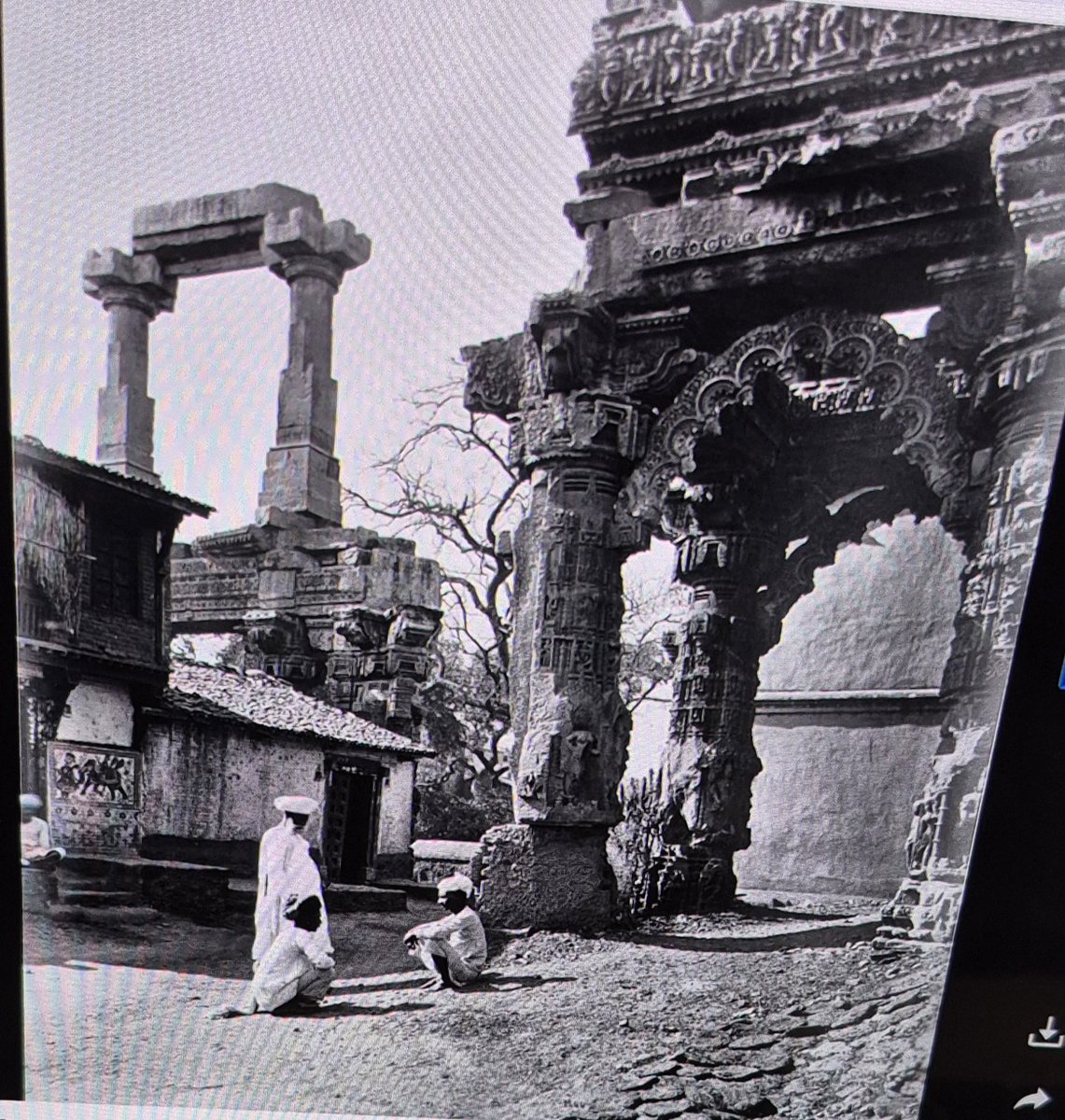 IndicMeenakshi's tweet image. Jayasimha Siddharaja built the Rudramahalaya temple in Gujarat. It was destroyed in 1414.
Jayasimha had been a protector of Muslim shrines as recorded by Mahmud Ulfi.
In his reign a mosque was attacked.
He punished the guilty and provided for reconstruction of mosque.