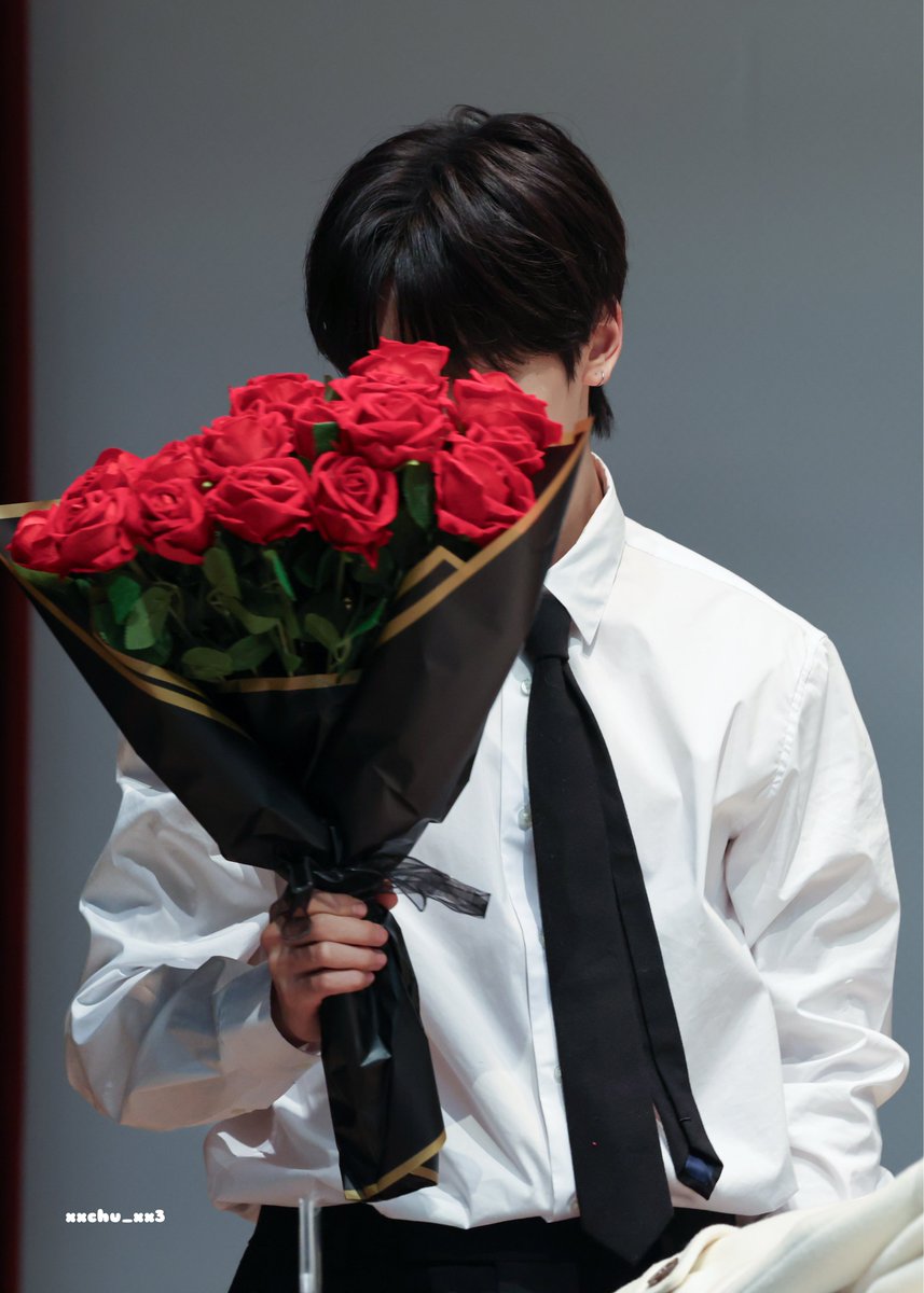 xxchu_xx3llgt's tweet photo. 251021  
장미꽃다발 들고 등장...🌹  

#SEOKMATTHEW #석매튜 #メテュ #ソクマシュー #石馬修 #石友铉 #ZB1 #ZEROBASEONE https://t.co/qNeRUlRwRq
