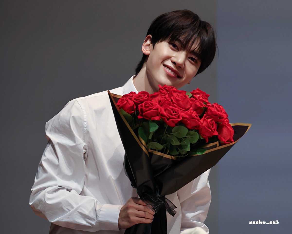 xxchu_xx3llgt's tweet photo. 251021  
장미꽃다발 들고 등장...🌹  

#SEOKMATTHEW #석매튜 #メテュ #ソクマシュー #石馬修 #石友铉 #ZB1 #ZEROBASEONE https://t.co/qNeRUlRwRq