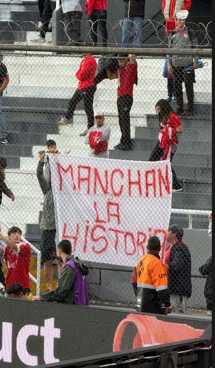 juanmadiiorio's tweet photo. Hinchas de otros clubes que ven futbol desde 2022. #Independiente silba, exige, tira comida para perros, cuelga banderas y no llena la cancha cuando esta ÚLTIMO!!! Sí, somos amargos. OJALÁ volvamos a ser ESOS amargos. Es un cumplido. Acá no es aliento BOLUDO para TV o Tik Tok. https://t.co/6hGZhxnuf6