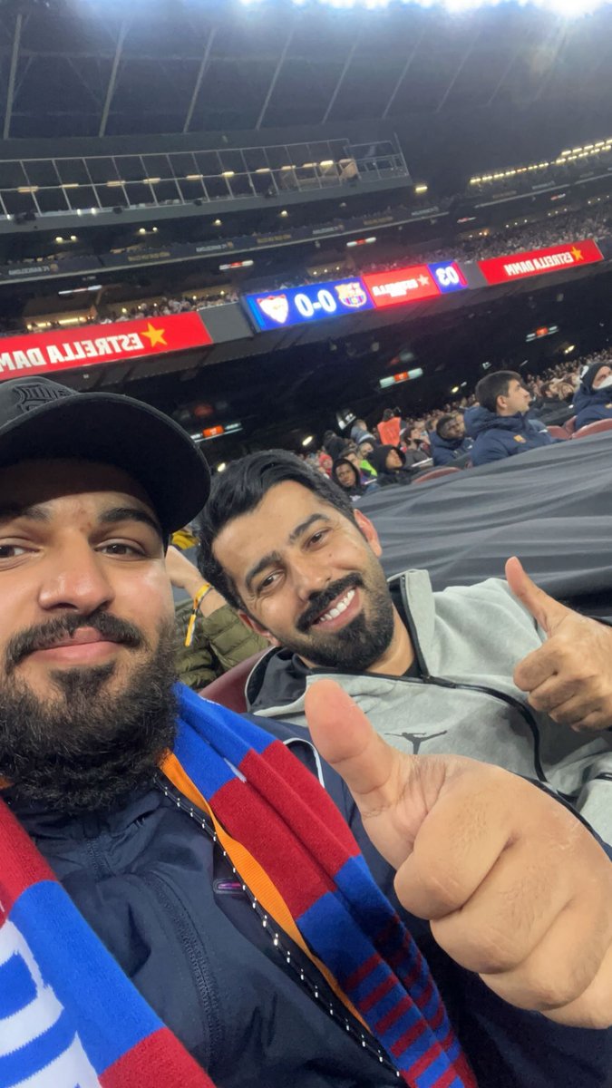 عبدالإله | NE (@abdulilahyt) on Twitter photo طيب تدرون إني قابلته بمباراة برشلونه و اشبيليه بالكامب نو عام 2022 و يوم عرف أني جاي لحالي عرض علي إني أخاويه و كان بيعرفني على قروبه و كان شايل هم إني جاي لحالي و ما خلاني إلا يوم تأكد أن كل أموري تمام و مضبط وضعي لأنها أول سفره لي ببرشلونه لحالي 
رفضت لأني ما كنت اعرفه 😁 طيب تدرون إني قابلته بمباراة برشلونه و اشبيليه بالكامب نو عام 2022 و يوم عرف أني جاي لحالي عرض علي إني أخاويه و كان بيعرفني على قروبه و كان شايل هم إني جاي لحالي و ما خلاني إلا يوم تأكد أن كل أموري تمام و مضبط وضعي لأنها أول سفره لي ببرشلونه لحالي 
رفضت لأني ما كنت اعرفه 😁