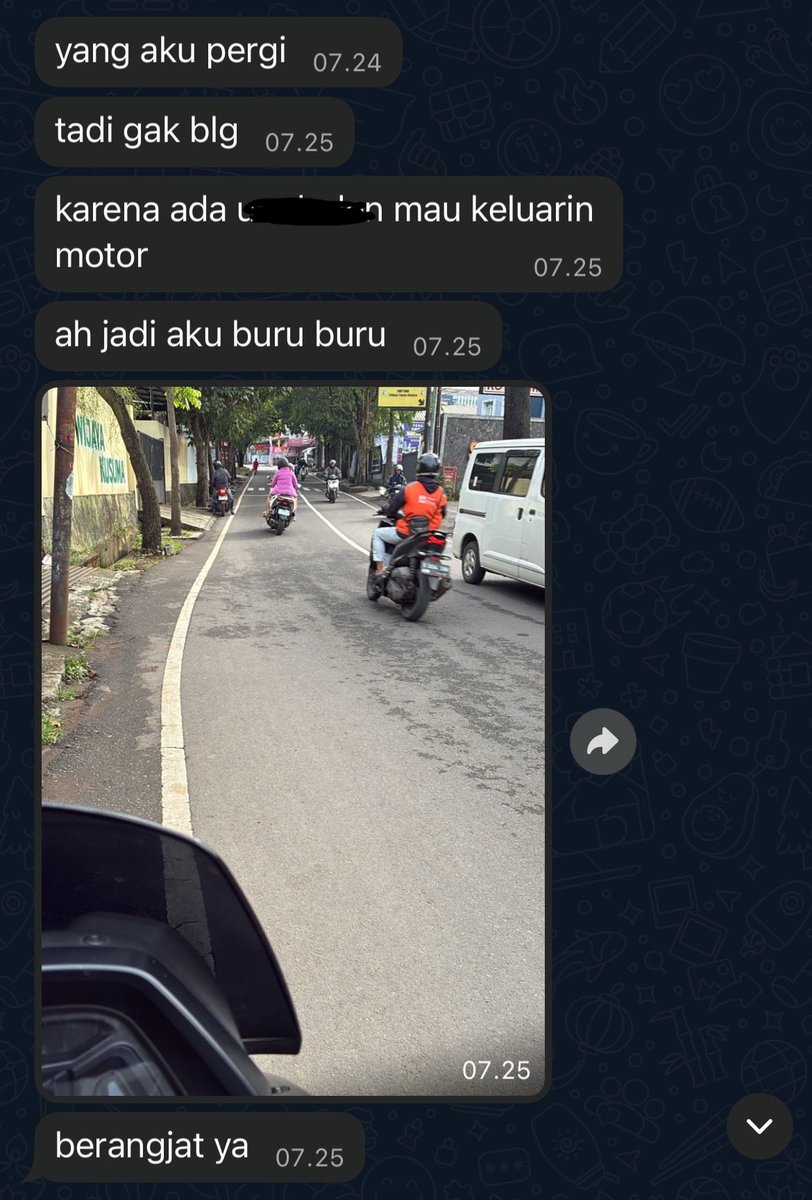rela berhenti dulu pinggir jalan cuma buat ngabarin kalo udah berangkat, padahal perginya deket jadi ngabarin pas udah sampe juga sebenernya gapapa lohhh 😭🤏🏻
