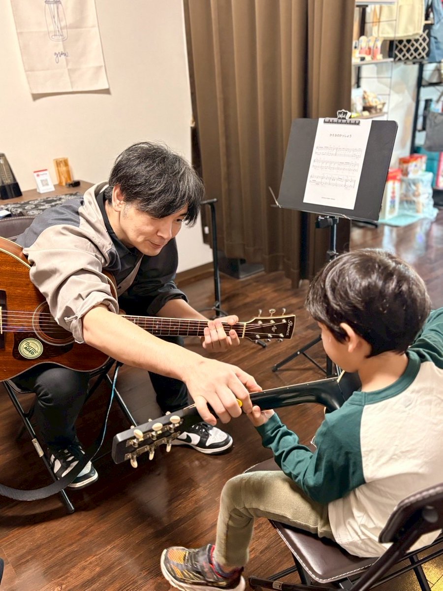様々な習い事の体験レッスンを行かれ中々子供が気にいるものがなく、Pocket beatにこられました。楽しかったようで、11月からレッスンに申し込みいただきました。✨天才ギターキッズを目指します💪
小さい指を思いっきり弦を「び〜ん」って弾く姿にメロメロです。❤️

#体験レッスン　#天才ギターキッズ