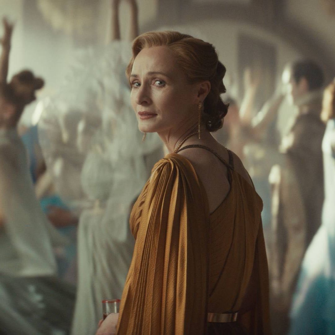 Terminé de ver Andor y creo que junto con Rogue One es la mejor saga de Star Wars. 

Mezcla perfecta entre acción y política, la gesta de una rebelión frente a un régimen autoritario. Se acerca mucho a la realidad actual

Y qué elenco, Genevieve O'Reilly es una diosa