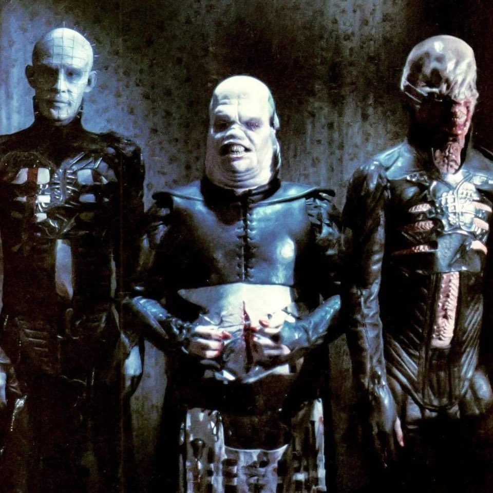 Все  ненавидят самокатчиков, но самый пиздец это чел с гитарой! Этот уебок залезет к вам в жопу без мыла! Ему похуй хотите вы его слушать или нет, он доебется до вас: на природе, в метро, дружеской тусе на хате, да и вообще везде. Он, это синобит русского рока, только глухой.