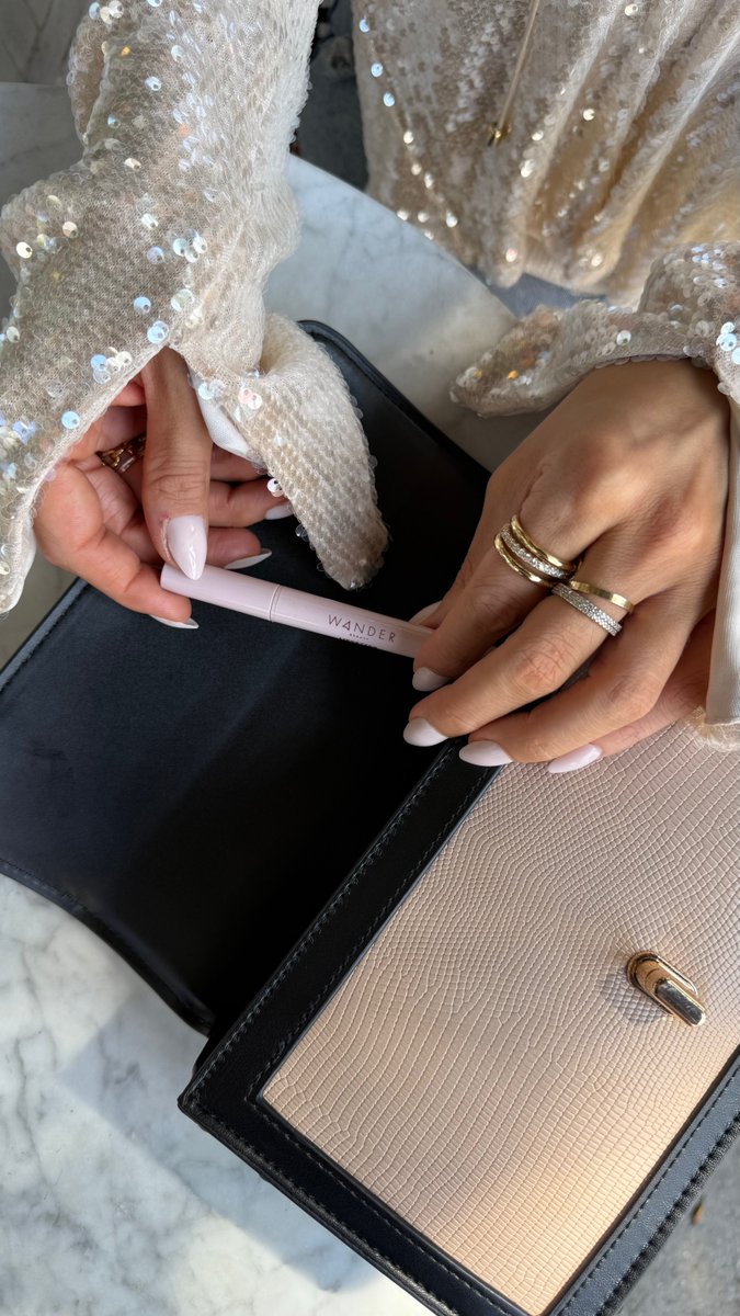 FabFitFun's tweet image. 🪩 WINTER SPOILER 🪩 You won&apos;t stop reaching for this Customization 6 Wander Beauty Lipsetter Dual Lipstick and Liner in Bohemian Blush.

- This dual-ended lip product combines a hydrating, soft-matte lipstick and a precise liner, making it the only thing you need for a perfectly…