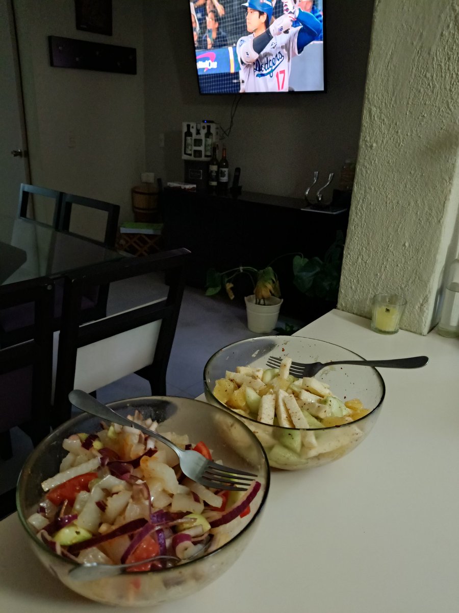 Twiticus2's tweet photo. #lacasadelbeisbol hoy ganan los Dodgers! Éxito en la transmisión y ya estamos al pendiente con unas botanitas. Salud...os! https://t.co/0F2baDDWnl