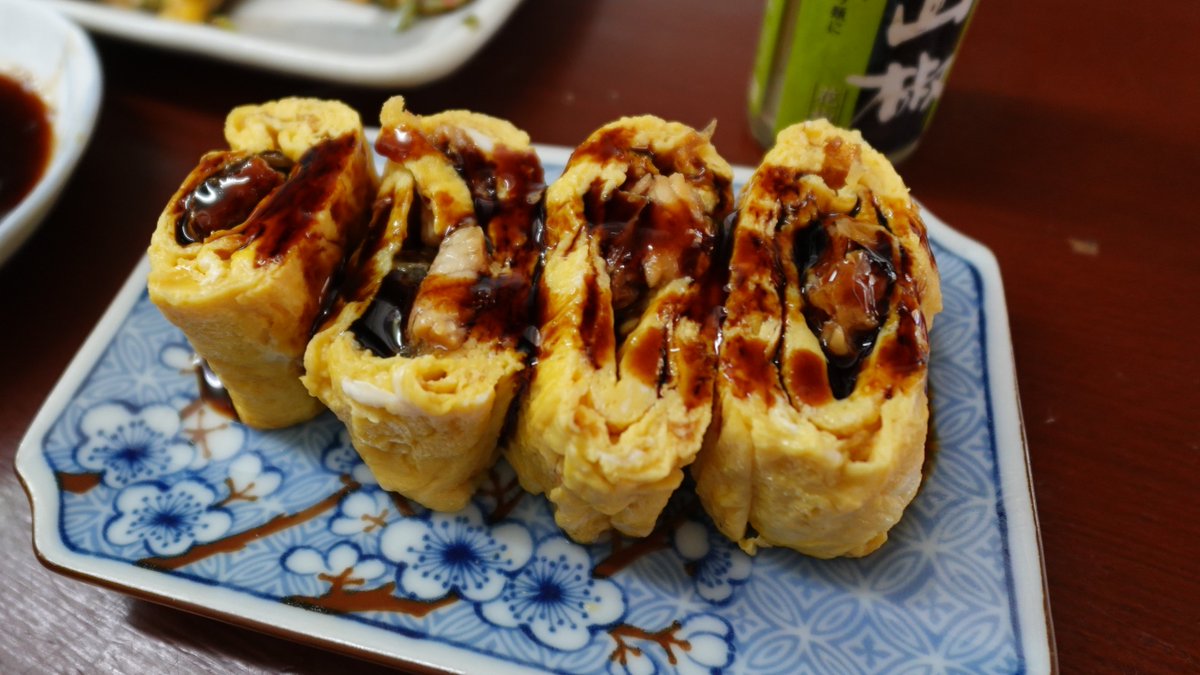yamadera128's tweet photo. 楽しいママさんと美味しい料理がある立ち飲み！　大阪 我孫子町 立ち呑み処よってってぇ～

まいど！やまでらです～

この日は、久しぶりに我孫子町で飲む事！

お店は【立ち呑み処よってってぇ～】さんです。

お店の雰囲気・詳しい情報はyoutubeにもアップしてますので

ご参考にして頂くと嬉しいです。

早速お店にお邪魔します～

店内は、カウンターだけのこじんまりとしたお店です。

楽しいママさんが１人で切り盛りされています。

飲み物は、芋焼酎薩摩の一滴ソーダ割りから始めます。

肴は、ママさん手作りのチジミを食べますよ～

ニラがたっぷりと入ったチジミは凄く美味しいですよ♪

もう一品は、う巻き３８０円を食べます！

注文してから焼くう巻きは、凄く美味しいですよ～甘辛いタレが最高！

もう一品は、納豆はさみ焼き１８０円です。

薄揚げに納豆が挟んであって、香ばしくお酒が進む逸品です。

手作りミンチカツ１８０円

注文してから、パン粉をつけて揚げるので、熱々で

肉汁たっぷりと出て美味しいミンチカツです。

色々なスパイスをかけて食べるのも楽しいです！

魚肉ソーセージ揚げ１５０円

魚肉ソーセージを揚げたらこんなに美味しいとはびっくりです！

緑茶割を飲んで、結構いい感じに酔っ払いました！

ここは以前からの再訪問でしたが、やっぱり良き酒場でね！

ごちそうさまでした。

【立ち呑み処 よってってぇ～】さん

☆基本情報☆

住　所：大阪府大阪市住吉区我孫子3-8-11  

定休日：不定休

営業時間：10:00～21:00

喫煙可

#大阪#我孫子町#立ち呑み処よってってぇ～#youtuber#やまでら#フードアナリスト