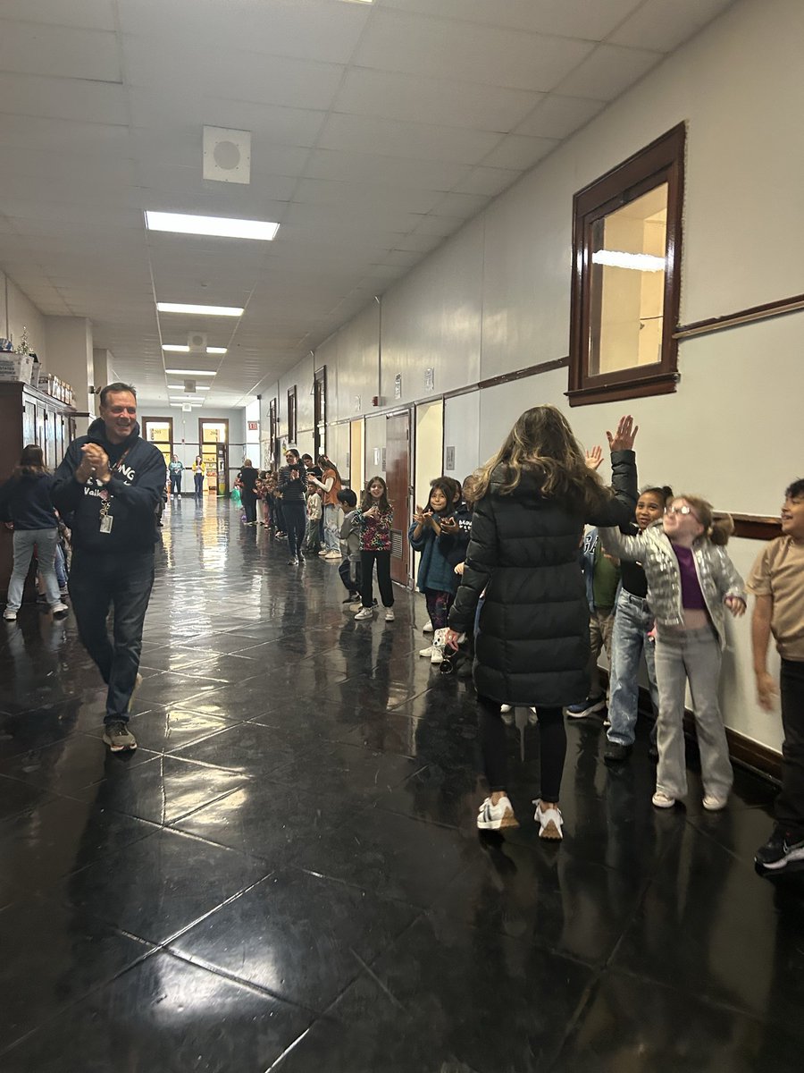 smoylai's tweet photo. Principal Nakayama… Budlong School ❤️all that you do!
#budlongbeautiful https://t.co/wUS4pqIF7b