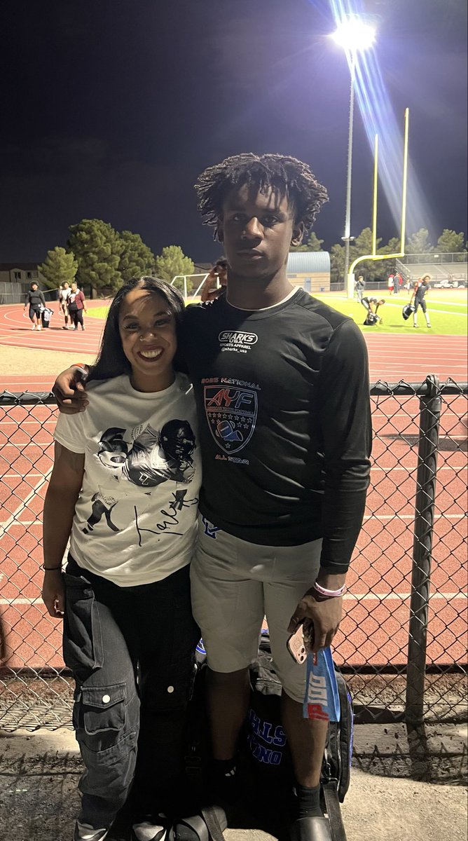 GOD, family, and football. 🙏🏽🏈

#tunnelvision