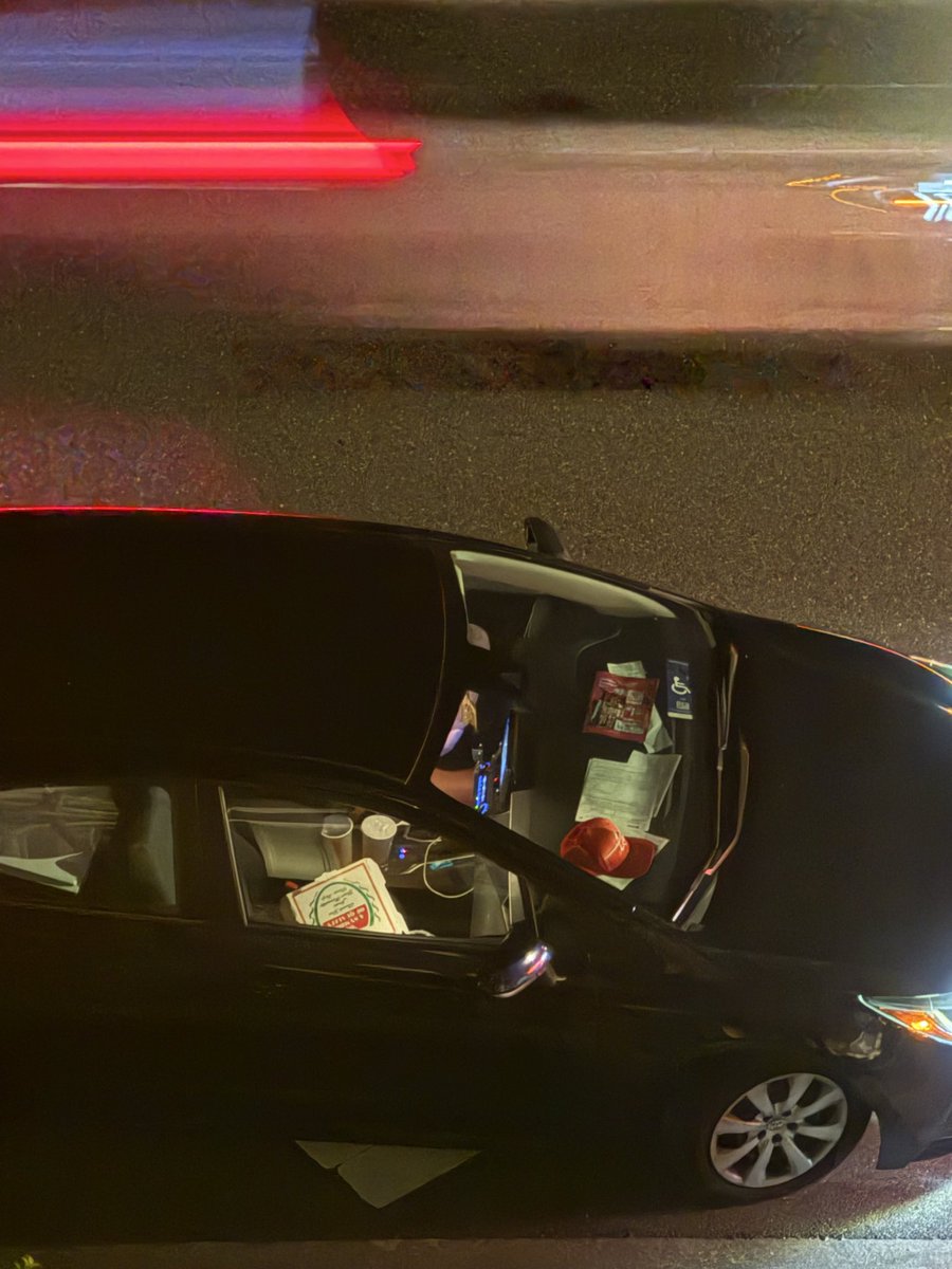 unkatron's tweet image. Live view of the uber driver that just said one of my pizzas went missing  #SENDTHEMBACK