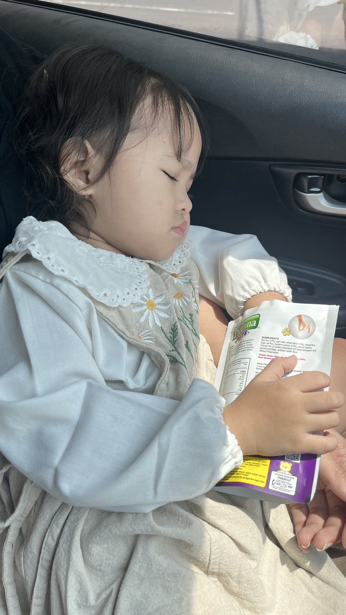 slsblabla's tweet photo. bingung mau mam promina apa bobo, jadi dua duanya https://t.co/axX8LflUeC