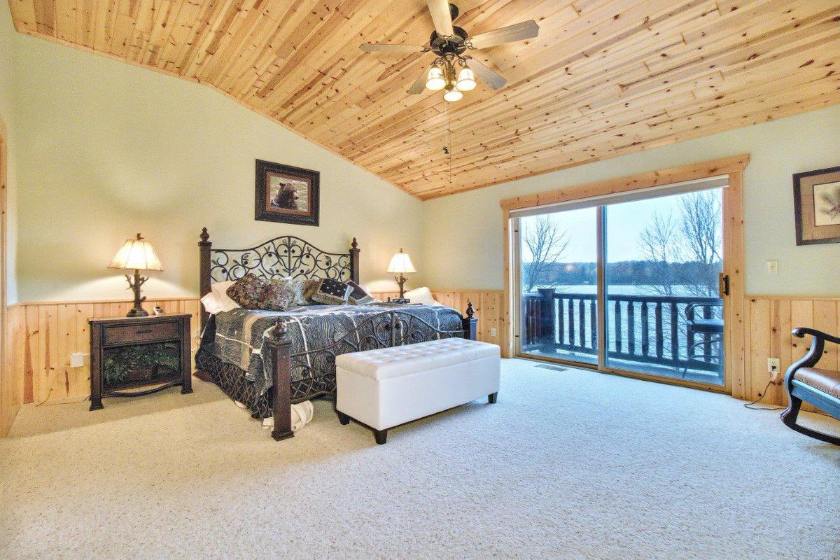 Don't miss this Eagle River Chain condo - $649,000, 
includes an attached garage and pier space!
eliason.re/voyageur