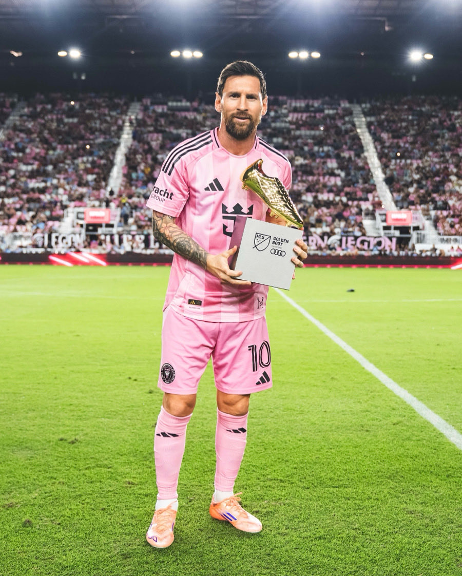 6× Chuteira de Ouro na Europa.
9× Chuteira de Ouro em ligas nacionais.

O jogador que mais venceu esse prêmio na história do futebol.

LIONEL MESSI.