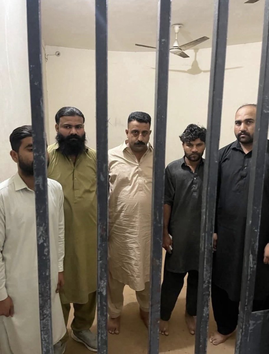 جب گوالمنڈی کا تشدد زدہ شخص مار کھاتے ہوئے یہ پکار رہا تھا کہ مار لو جتنا مارنا ہے میرا اللہ میرے ساتھ ہے تو یہ فرعون اس کو ننگا کرکے اسکے منہ پر ٹھڈے مار رہے تھے یہاں جس کے پاس تھوڑا سا اختیار ہے وہ اپنے آپ میں خدائی کا مالک بنا ہوا ہے اللہ کرے اپنے انجام کو پہنچ جائیں