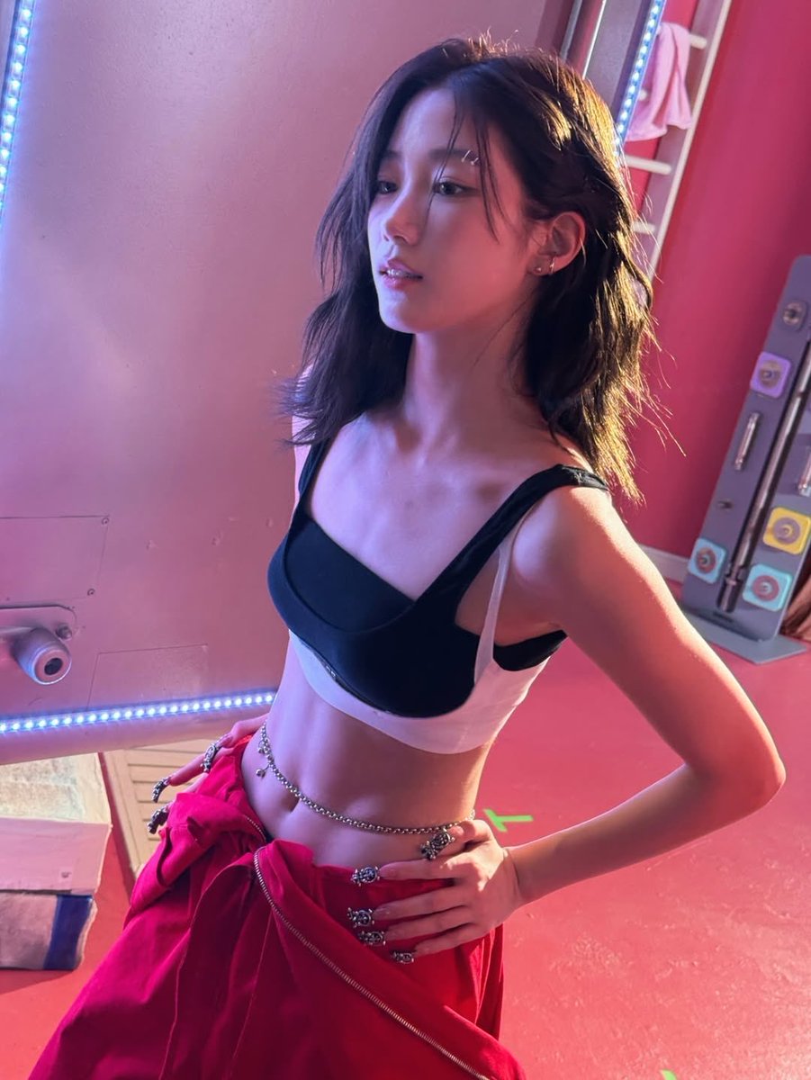 chaewanniee's tweet image. SHUT YO BITCH ASS UP