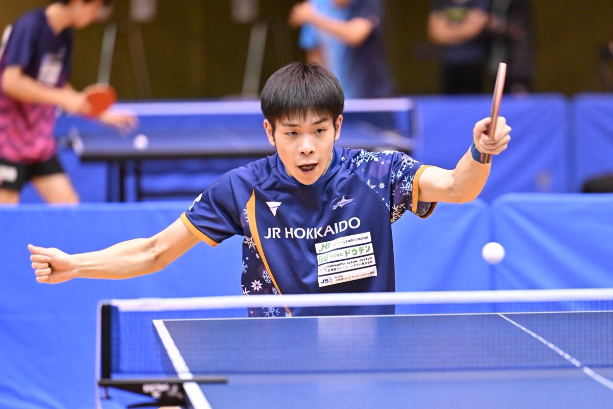 takurepo's tweet image. #全日本社会人
第59回全日本社会人卓球選手権大会(沖縄・那覇市民体育館)、大会2日目の10月25日。
今日の第1試合、男子シングルス1回戦に地元沖縄の外間政克 (琉球レオフォルテ)が登場。
Tリーグ琉球アスティーダの初代監督を務めた54歳の大ベテランは、赤塚玲麻…