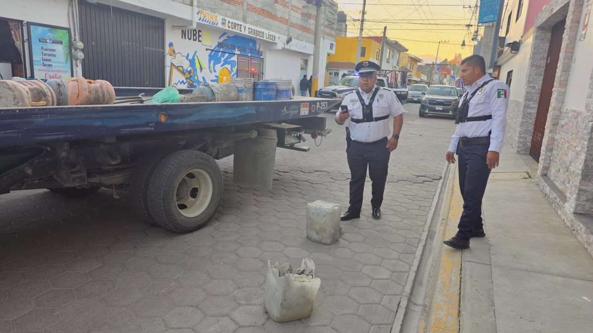 🪣🛢️ Para mantener la #MovilidadSegura en #SanAndrésCholula, ¡continúa el retiro de apartado de lugares! 

👮🏻‍♀️En esta ocasión, los elementos de la Dirección de Vialidad montaron operativos en: 

🔹Calle 3 Norte, desde Reforma hasta la 2 Poniente
🔹Calle 12 Oriente
🔹Calle 6 Norte